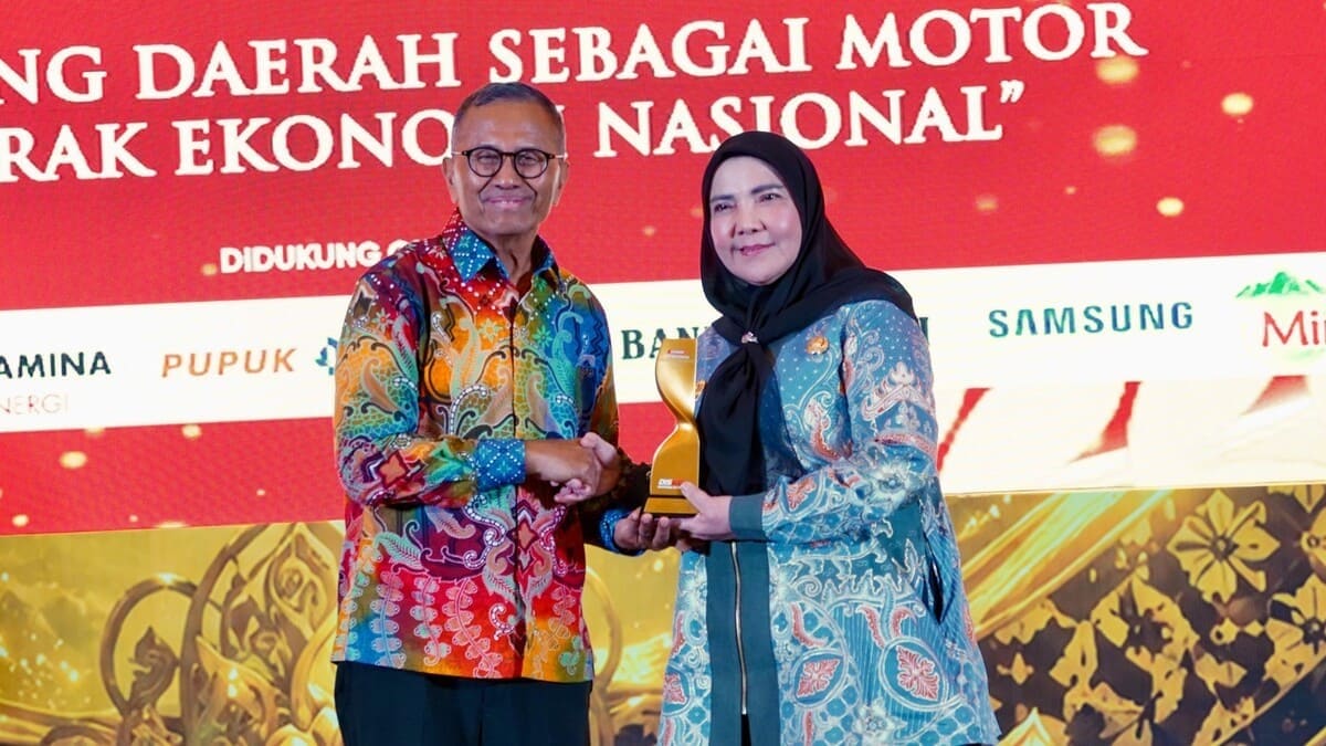 Wali Kota Bandar Lampung Hj. Eva Dwiana, S.E. menerima penghargaan Disway Top Regional Leader Awards 2026 kategori Penggerak UMKM dan Ekonomi Kreatif dari Founder Disway Group Dahlan Iskan di Hotel JW Marriott, Jakarta, Kamis 11/6/2026. Penghargaan diberikan atas inovasi dan program Pemkot Bandar Lampung dalam penguatan UMKM serta ekonomi kreatif yang berdampak langsung bagi masyarakat. PROYEKSI.ID/ Istimewa