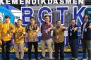 Ketua Pewarta Dalam Jaringan (TARING) Yusmart. DS dan Kepala BGTK Lampung Hendra Apriawan berfoto bersama di halaman Kantor Balai Guru dan Tenaga Kependidikan Provinsi Lampung.