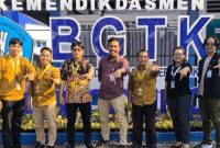 Ketua Pewarta Dalam Jaringan (TARING) Yusmart. DS dan Kepala BGTK Lampung Hendra Apriawan berfoto bersama di halaman Kantor Balai Guru dan Tenaga Kependidikan Provinsi Lampung.