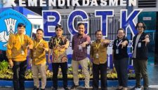 Ketua Pewarta Dalam Jaringan (TARING) Yusmart. DS dan Kepala BGTK Lampung Hendra Apriawan berfoto bersama di halaman Kantor Balai Guru dan Tenaga Kependidikan Provinsi Lampung.