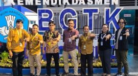 Ketua Pewarta Dalam Jaringan (TARING) Yusmart. DS dan Kepala BGTK Lampung Hendra Apriawan berfoto bersama di halaman Kantor Balai Guru dan Tenaga Kependidikan Provinsi Lampung.