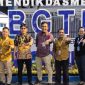 Ketua Pewarta Dalam Jaringan (TARING) Yusmart. DS dan Kepala BGTK Lampung Hendra Apriawan berfoto bersama di halaman Kantor Balai Guru dan Tenaga Kependidikan Provinsi Lampung.