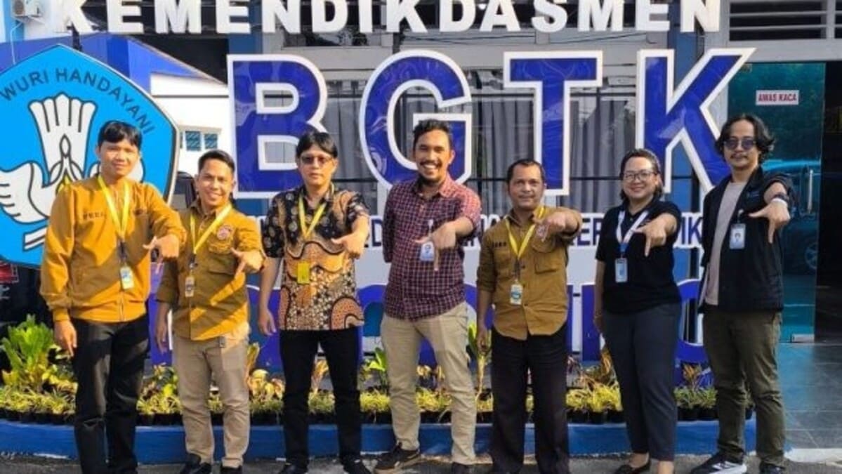 Ketua Pewarta Dalam Jaringan (TARING) Yusmart. DS dan Kepala BGTK Lampung Hendra Apriawan berfoto bersama di halaman Kantor Balai Guru dan Tenaga Kependidikan Provinsi Lampung.