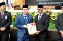 Gubernur Lampung Rahmat Mirzani Djausal menerima Laporan Hasil Pemeriksaan LHP WTP dari BPK RI di Ruang Sidang DPRD Provinsi Lampung, Jumat 12/6/2026. PROYEKSI.ID/ Istimewa