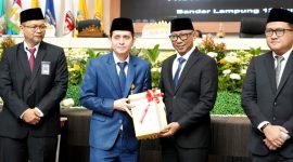 Gubernur Lampung Rahmat Mirzani Djausal menerima Laporan Hasil Pemeriksaan LHP WTP dari BPK RI di Ruang Sidang DPRD Provinsi Lampung, Jumat 12/6/2026. PROYEKSI.ID/ Istimewa