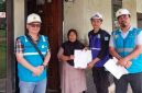 Petugas PLN UID Lampung menyerahkan dokumen program BPBL 2025 kepada warga penerima manfaat di Lampung. Sebanyak 10.830 rumah tangga telah tersambung listrik gratis. Foto: Humas PLN Lampung
