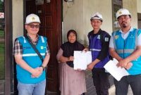 Petugas PLN UID Lampung menyerahkan dokumen program BPBL 2025 kepada warga penerima manfaat di Lampung. Sebanyak 10.830 rumah tangga telah tersambung listrik gratis. Foto: Humas PLN Lampung