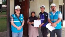 Petugas PLN UID Lampung menyerahkan dokumen program BPBL 2025 kepada warga penerima manfaat di Lampung. Sebanyak 10.830 rumah tangga telah tersambung listrik gratis. Foto: Humas PLN Lampung