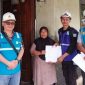 Petugas PLN UID Lampung menyerahkan dokumen program BPBL 2025 kepada warga penerima manfaat di Lampung. Sebanyak 10.830 rumah tangga telah tersambung listrik gratis. Foto: Humas PLN Lampung
