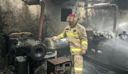 Petugas Damkarmat Bandar Lampung padamkan kebakaran ruang genset Hotel Arnes Jalan Cut Nyak Dien 14 Juni 2026