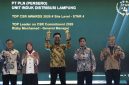 Perwakilan PLN UID Lampung mengangkat dua trofi penghargaan TOP CSR Awards 2026 #STAR 4 yang diraih PLN UID Lampung melalui program pelatihan perakitan baterai motor listrik SMK Lampung Utara.