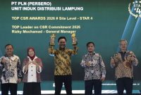 Perwakilan PLN UID Lampung mengangkat dua trofi penghargaan TOP CSR Awards 2026 #STAR 4 yang diraih PLN UID Lampung melalui program pelatihan perakitan baterai motor listrik SMK Lampung Utara.