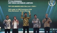 Perwakilan PLN UID Lampung mengangkat dua trofi penghargaan TOP CSR Awards 2026 #STAR 4 yang diraih PLN UID Lampung melalui program pelatihan perakitan baterai motor listrik SMK Lampung Utara.