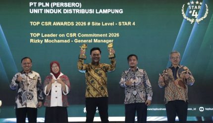 GM PLN UID Lampung Rizky Mochamad terima trofi TOP CSR Awards 2026 STAR 4 pelatihan baterai motor listrik SMK Lampung Utara