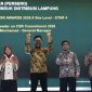 Perwakilan PLN UID Lampung mengangkat dua trofi penghargaan TOP CSR Awards 2026 #STAR 4 yang diraih PLN UID Lampung melalui program pelatihan perakitan baterai motor listrik SMK Lampung Utara.