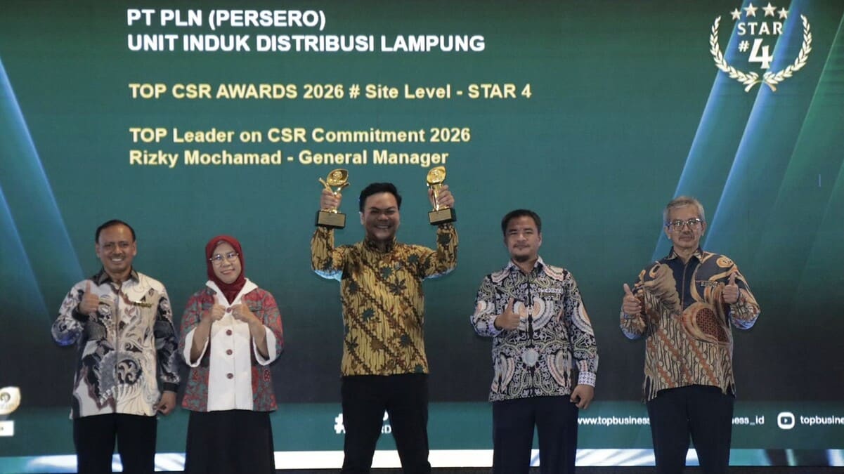 Perwakilan PLN UID Lampung mengangkat dua trofi penghargaan TOP CSR Awards 2026 #STAR 4 yang diraih PLN UID Lampung melalui program pelatihan perakitan baterai motor listrik SMK Lampung Utara.