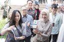 Wakil Gubernur Lampung Jihan Nurlela mendemonstrasikan transaksi QRIS TAP berbasis NFC menggunakan smartphone saat peluncuran SIGER Fest 2026 di SMART BRT ITERA, Rabu 18 Juni 2026. Inovasi ini mempermudah pembayaran transportasi publik cukup dengan tap.