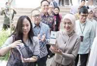 Wakil Gubernur Lampung Jihan Nurlela mendemonstrasikan transaksi QRIS TAP berbasis NFC menggunakan smartphone saat peluncuran SIGER Fest 2026 di SMART BRT ITERA, Rabu 18 Juni 2026. Inovasi ini mempermudah pembayaran transportasi publik cukup dengan tap.