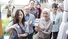 Wakil Gubernur Lampung Jihan Nurlela mendemonstrasikan transaksi QRIS TAP berbasis NFC menggunakan smartphone saat peluncuran SIGER Fest 2026 di SMART BRT ITERA, Rabu 18 Juni 2026. Inovasi ini mempermudah pembayaran transportasi publik cukup dengan tap.