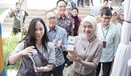 Wakil Gubernur Lampung Jihan Nurlela mendemonstrasikan pembayaran QRIS TAP NFC menggunakan smartphone saat peluncuran SIGER Fest 2026 dan QRIS TAP SMART BRT ITERA 18 Juni 2026