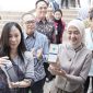 Wakil Gubernur Lampung Jihan Nurlela mendemonstrasikan transaksi QRIS TAP berbasis NFC menggunakan smartphone saat peluncuran SIGER Fest 2026 di SMART BRT ITERA, Rabu 18 Juni 2026. Inovasi ini mempermudah pembayaran transportasi publik cukup dengan tap.