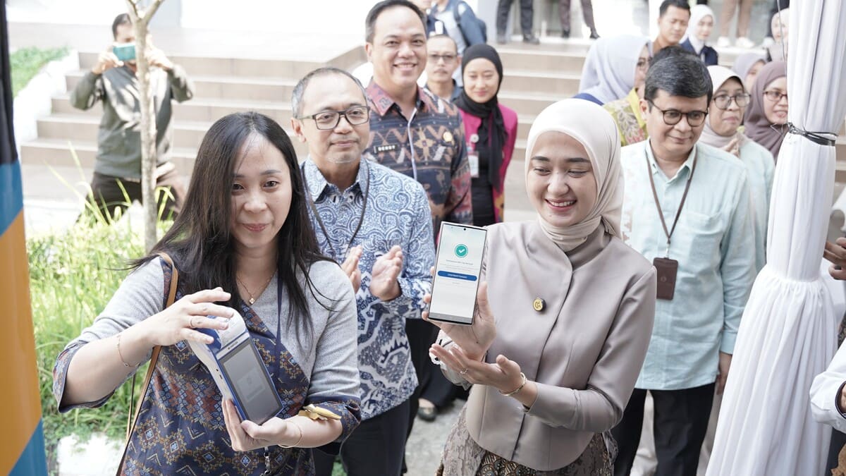 Wakil Gubernur Lampung Jihan Nurlela mendemonstrasikan transaksi QRIS TAP berbasis NFC menggunakan smartphone saat peluncuran SIGER Fest 2026 di SMART BRT ITERA, Rabu 18 Juni 2026. Inovasi ini mempermudah pembayaran transportasi publik cukup dengan tap.