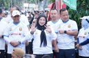 Wali Kota Bandar Lampung Eva Dwiana melambaikan tangan ke peserta BDL Color Run 2026 di Pemkot, Minggu 21/6/2026.