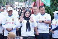 Wali Kota Bandar Lampung Eva Dwiana melambaikan tangan ke peserta BDL Color Run 2026 di Pemkot, Minggu 21/6/2026.