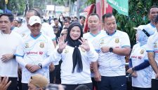 Wali Kota Bandar Lampung Eva Dwiana melambaikan tangan ke peserta BDL Color Run 2026 di Pemkot, Minggu 21/6/2026.