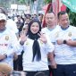 Wali Kota Bandar Lampung Eva Dwiana melambaikan tangan ke peserta BDL Color Run 2026 di Pemkot, Minggu 21/6/2026.