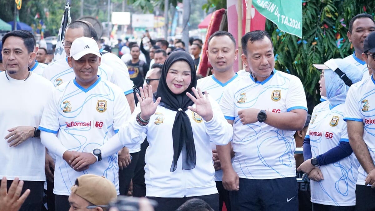 Wali Kota Bandar Lampung Eva Dwiana melambaikan tangan ke peserta BDL Color Run 2026 di Pemkot, Minggu 21/6/2026.