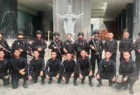Personel Gegana Brimob Polda Lampung berfoto bersama usai patroli pengamanan Gereja Katedral Bandar Lampung, Minggu 21/6/2026. PROYEKSI.ID