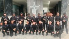 Personel Gegana Brimob Polda Lampung berfoto bersama usai patroli pengamanan Gereja Katedral Bandar Lampung, Minggu 21/6/2026.  PROYEKSI.ID