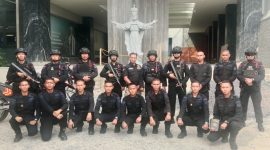 Personel Gegana Brimob Polda Lampung berfoto bersama usai patroli pengamanan Gereja Katedral Bandar Lampung, Minggu 21/6/2026.  PROYEKSI.ID
