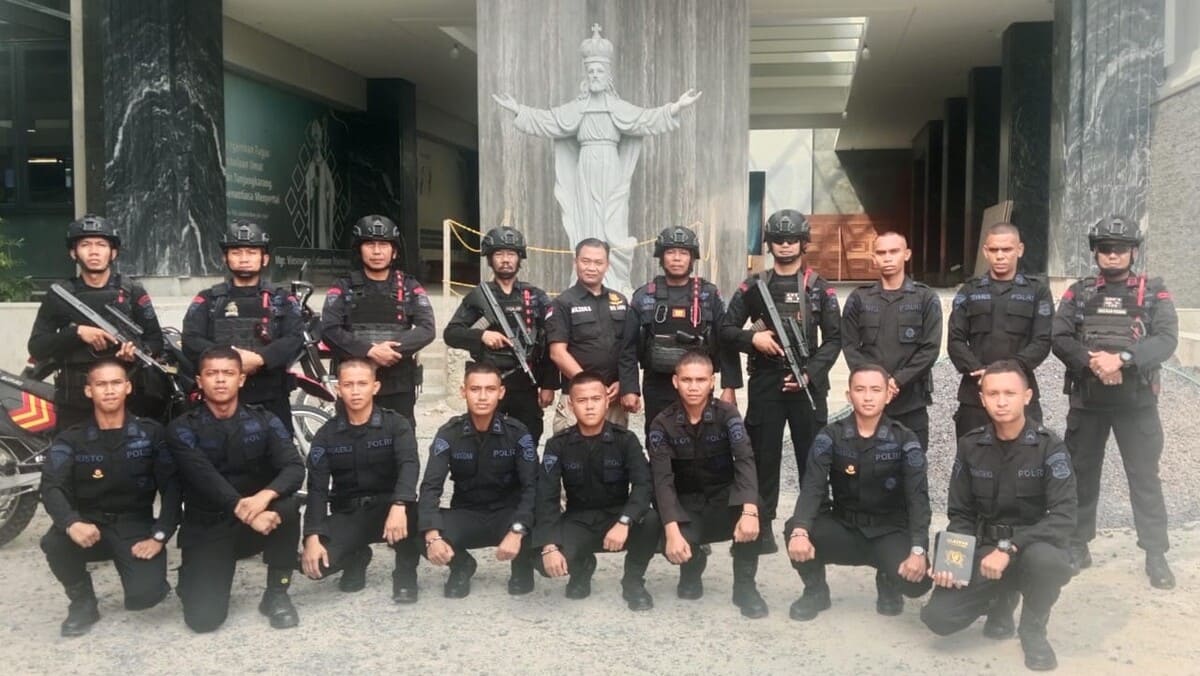 Personel Gegana Brimob Polda Lampung berfoto bersama usai patroli pengamanan Gereja Katedral Bandar Lampung, Minggu 21/6/2026.  PROYEKSI.ID