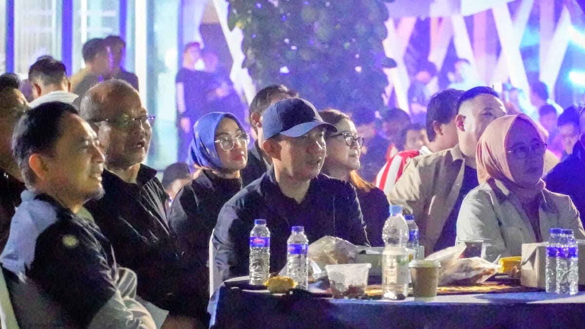Sekretaris Daerah Provinsi Lampung Marindo Kurniawan bersama jajaran Forkopimda dan tamu undangan mengikuti nonton bareng nobar pertandingan Piala Dunia di PKOR Way Halim, Bandar Lampung, Sabtu 21/6/2026. PROYEKSI.ID Foto: Pemprov Lampung.