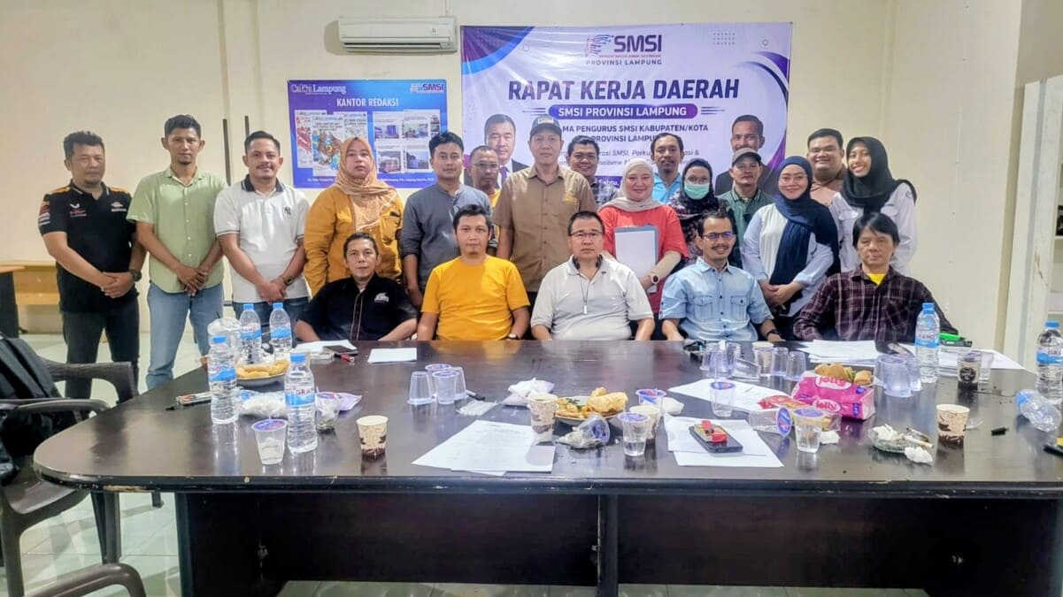 Ketua SMSI Lampung Doni Irawan bersama jajaran pengurus provinsi Lampung Foto Bersama selesai Rapat Koordinasi di Sekretariat Jalan P. Tirtayasa No. 12, Bandar Lampung, Rabu 24/6/2026.