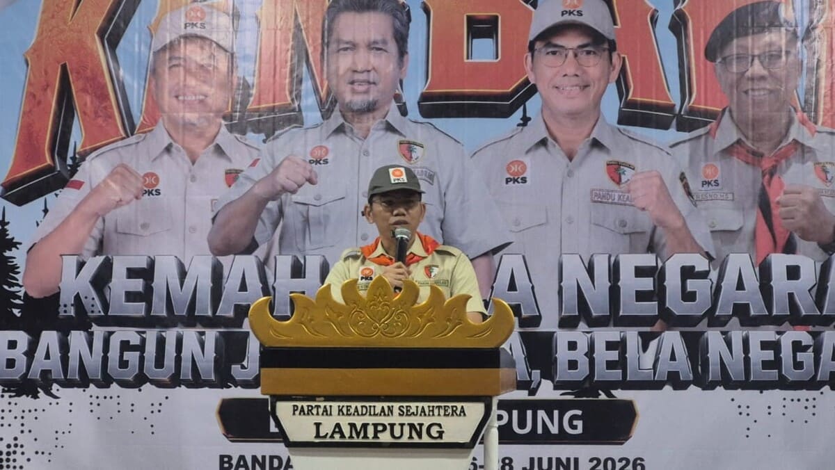Presiden Partai Keadilan Sejahtera PKS Al Muzzammil Yusuf menyampaikan sambutan saat pembukaan Kemah Bela Negara Kembara DPW PKS Lampung di Wira Garden, Teluk Betung Barat, Bandar Lampung, Jumat (26/6/2026). /PROYEKSI.ID