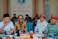 Gubernur Lampung berbincang dengan Sai Batin Lima Makhga Way Handak Kabupaten Lampung Selatan saat jamuan makan siang di Mahan Agung, Bandar Lampung, Sabtu (27/6/2026). 