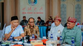 Gubernur Lampung berbincang dengan Sai Batin Lima Makhga Way Handak Kabupaten Lampung Selatan saat jamuan makan siang di Mahan Agung, Bandar Lampung, Sabtu (27/6/2026). 