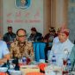 Gubernur Lampung berbincang dengan Sai Batin Lima Makhga Way Handak Kabupaten Lampung Selatan saat jamuan makan siang di Mahan Agung, Bandar Lampung, Sabtu (27/6/2026). 