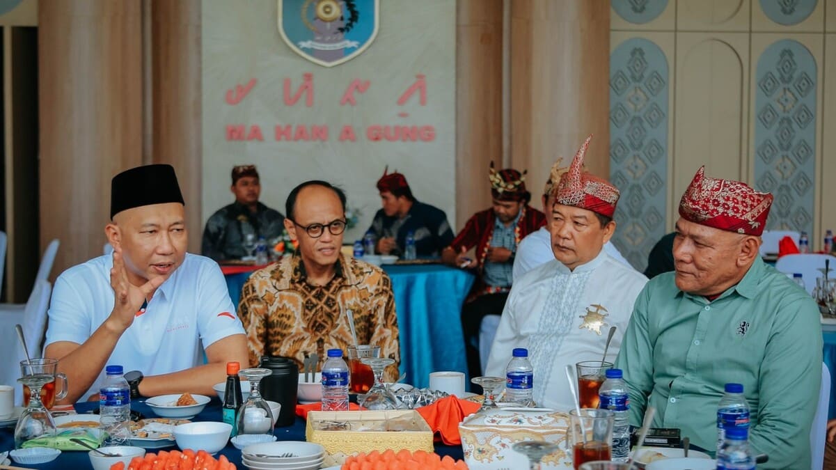 Gubernur Lampung berbincang dengan Sai Batin Lima Makhga Way Handak Kabupaten Lampung Selatan saat jamuan makan siang di Mahan Agung, Bandar Lampung, Sabtu (27/6/2026).