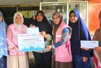 Perwakilan Srikandi PLN UP3 Metro menyerahkan bantuan modal usaha secara simbolis kepada pelaku UMKM di Kota Metro, Sabtu (27/6/2026). Bantuan senilai Rp6 juta dari YBM PLN UP3 Metro bersumber dana zakat infak sedekah pegawai PLN untuk 5 pelaku usaha produktif. 