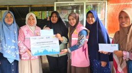 Perwakilan Srikandi PLN UP3 Metro menyerahkan bantuan modal usaha secara simbolis kepada pelaku UMKM di Kota Metro, Sabtu (27/6/2026). Bantuan senilai Rp6 juta dari YBM PLN UP3 Metro bersumber dana zakat infak sedekah pegawai PLN untuk 5 pelaku usaha produktif. 