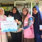 Perwakilan Srikandi PLN UP3 Metro menyerahkan bantuan modal usaha secara simbolis kepada pelaku UMKM di Kota Metro, Sabtu (27/6/2026). Bantuan senilai Rp6 juta dari YBM PLN UP3 Metro bersumber dana zakat infak sedekah pegawai PLN untuk 5 pelaku usaha produktif. 