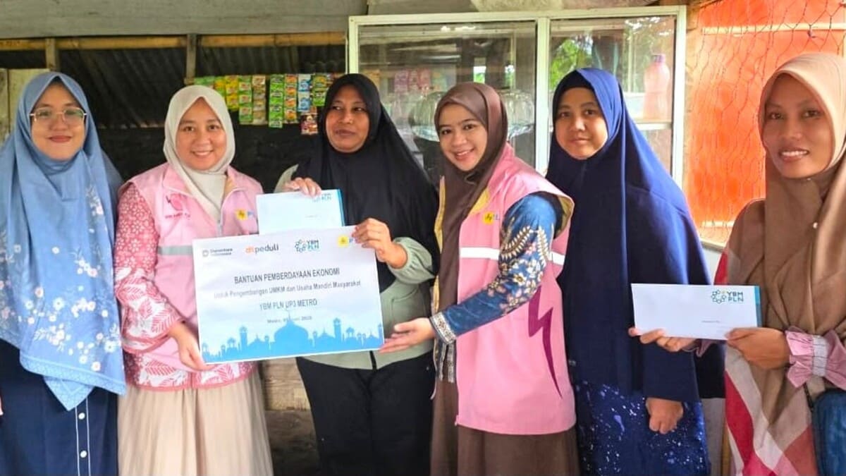 Perwakilan Srikandi PLN UP3 Metro menyerahkan bantuan modal usaha secara simbolis kepada pelaku UMKM di Kota Metro, Sabtu (27/6/2026). Bantuan senilai Rp6 juta dari YBM PLN UP3 Metro bersumber dana zakat infak sedekah pegawai PLN untuk 5 pelaku usaha produktif.