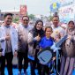 Wali Kota Bandar Lampung Eva Dwiana mendampingi Ernawati Ningsih dan anaknya saat penyerahan kunci replika mobil Daihatsu Sigra, hadiah utama jalan sehat HUT ke-344 Kota Bandar Lampung di Tugu Adipura, Minggu (28/6/2026). PROYEKSI.ID
