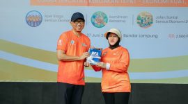 Gubernur Lampung Rahmat Mirzani Djausal menyerahkan buku kepada Kepala BPS RI Amalia Adininggar Widyasanti dalam Apel Siaga dan Penguatan Komitmen Bersama Sensus Ekonomi 2026 di Lapangan KORPRI Pemprov Lampung, Bandar Lampung, Sabtu (27/6/2026). Foto: Dok. Proyeksi.id
