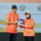 Gubernur Lampung Rahmat Mirzani Djausal menyerahkan buku kepada Kepala BPS RI Amalia Adininggar Widyasanti dalam Apel Siaga dan Penguatan Komitmen Bersama Sensus Ekonomi 2026 di Lapangan KORPRI Pemprov Lampung, Bandar Lampung, Sabtu (27/6/2026). Foto: Dok. Proyeksi.id