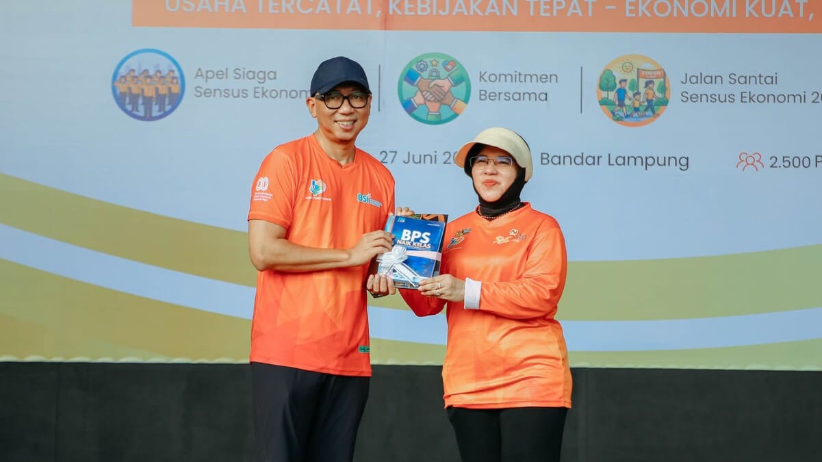 Gubernur Lampung Rahmat Mirzani Djausal menyerahkan buku kepada Kepala BPS RI Amalia Adininggar Widyasanti dalam Apel Siaga dan Penguatan Komitmen Bersama Sensus Ekonomi 2026 di Lapangan KORPRI Pemprov Lampung, Bandar Lampung, Sabtu (27/6/2026). Foto: Dok. Proyeksi.id